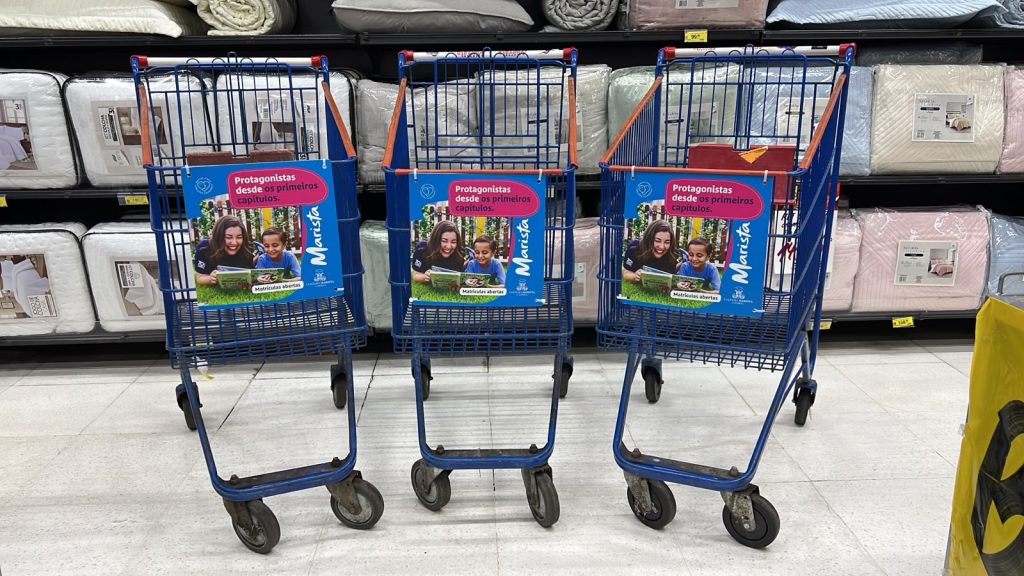 Placas face de carrinhos transformam o supermercado em um canal estratégico de comunicação